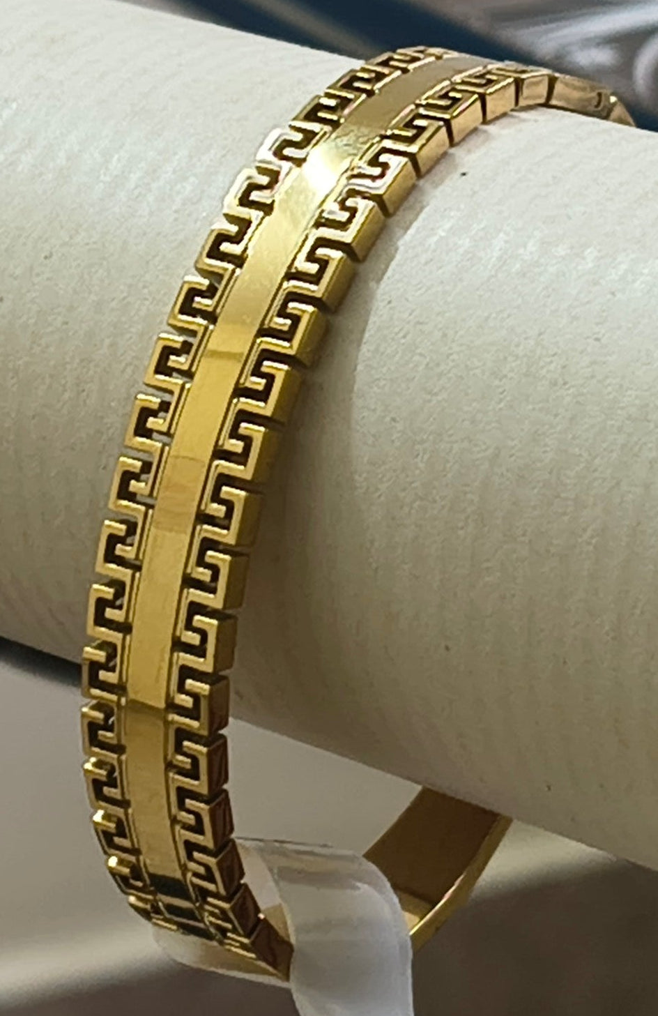 Golden-Plated Openable Bracelet with Geometric Cuts on the boarders