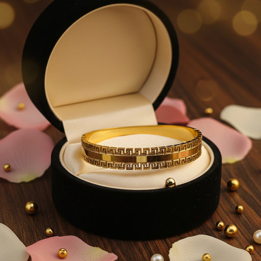 Golden-Plated Openable Bracelet with Geometric Cuts on the boarders