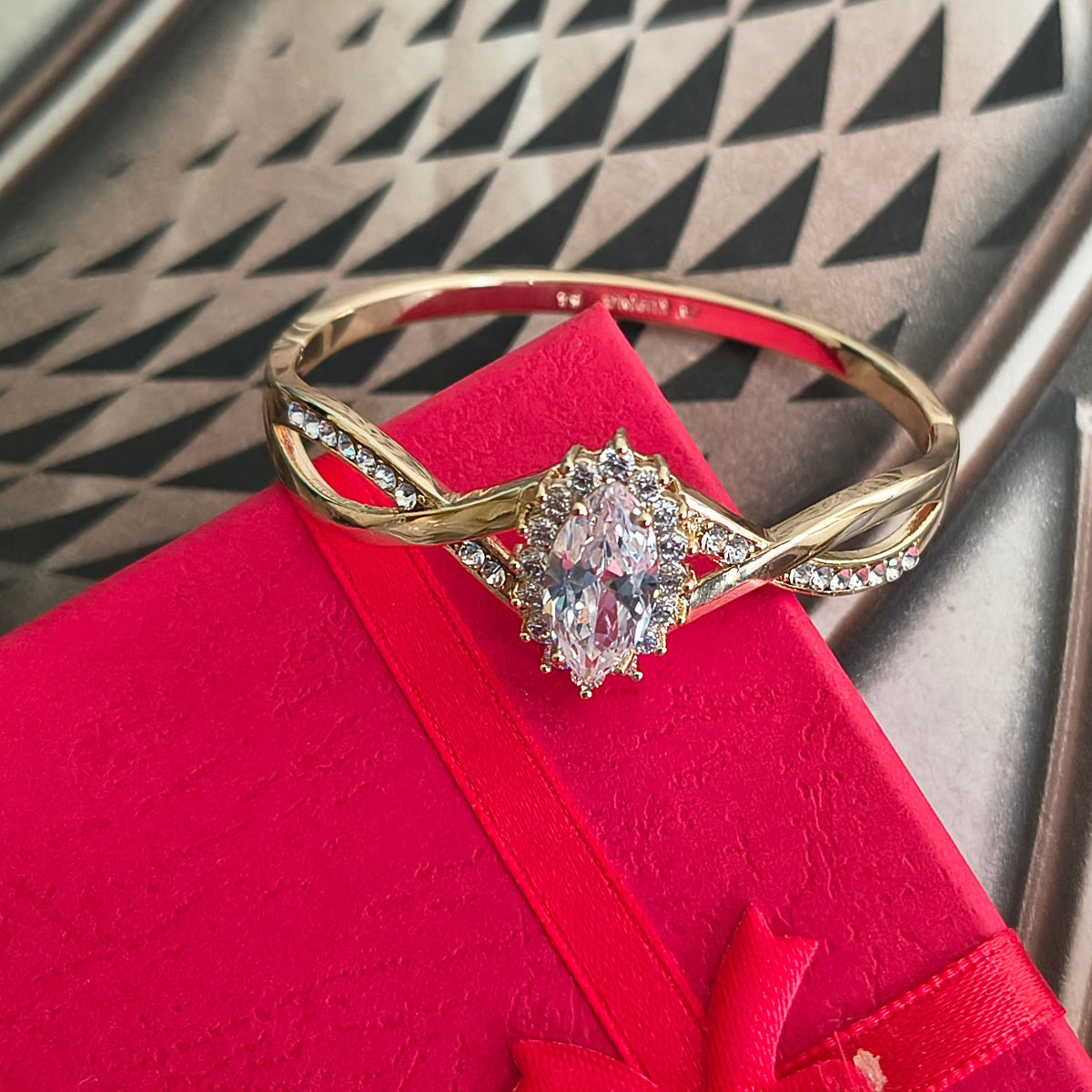 Golden Plated-Big Oval Stone with Zig-Zag Design Openable Bracelet