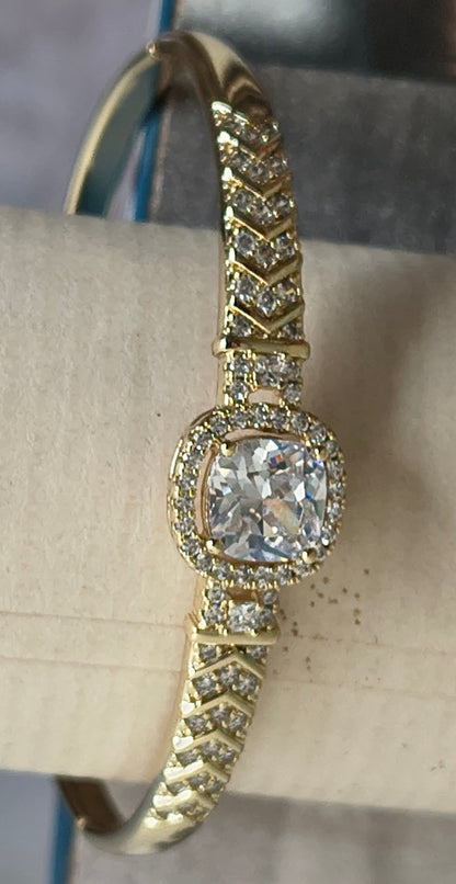 Golden plated-White Center Stone Openable Bracelet
