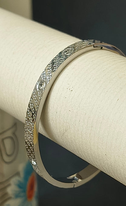 Silver Plated with Star design Openable Bracelet