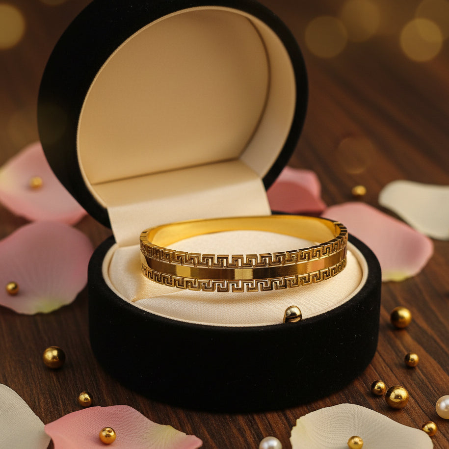 Golden-Plated Openable Bracelet with Geometric Cuts on the boarders