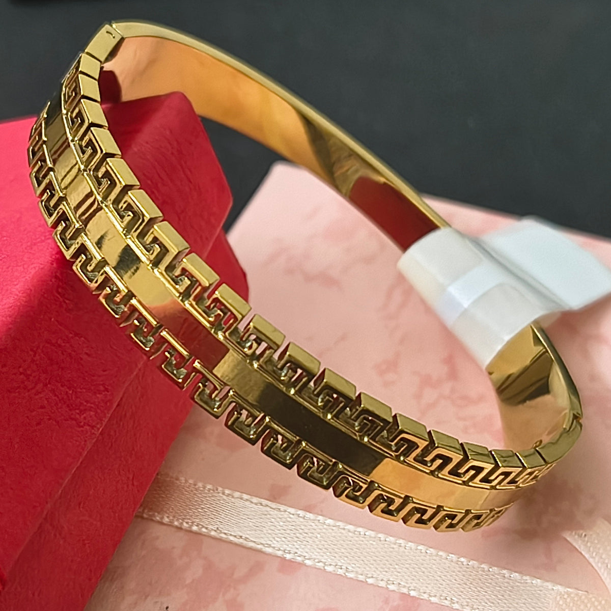 Golden-Plated Openable Bracelet with Geometric Cuts on the boarders