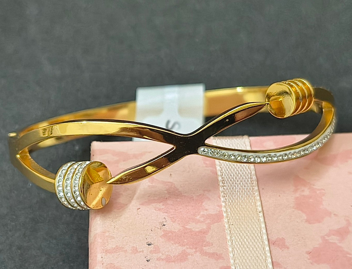 Golden Plated Geometric infinity Openable Bracelet