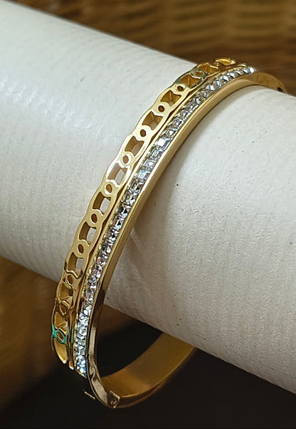 Golden-plated Channel of Stones & Oval Link Openable Bracelet